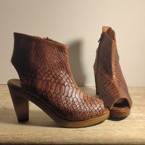 New Salpy Brown Snake-Texture Leather Peep-Toe Heel Booties Us 8